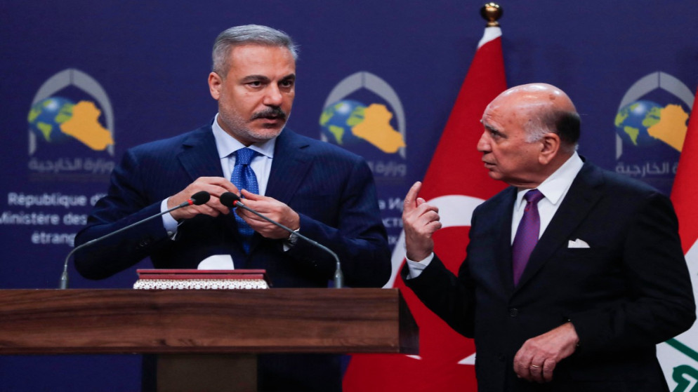 وزير الخارجية التركي هاكان فيدان (يسار) ووزير الخارجية العراقي فؤاد حسين يتحدثان معًا خلال مؤتمر صحفي مشترك بعد اجتماع في وزارة الخارجية العراقية في بغداد .2 نوفمبر 2025.(أ ف ب)