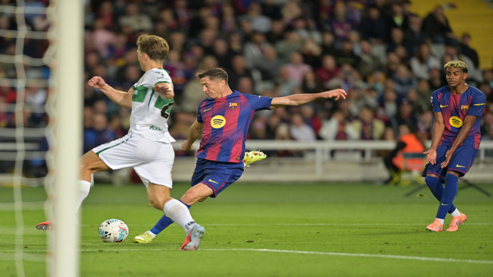 جانب من مباراة الدوري الإسباني لكرة القدم بين برشلونة وإلتشي في ملعب أوليمبيك لويس كومبانيس في برشلونة، 2 تشرين الثاني 2025. (أ ف ب)