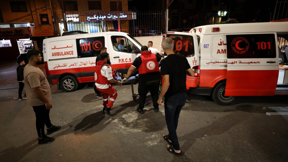 مسعفون ينقلون مصابا في الضفة الغربية المحتلة. (وفا)