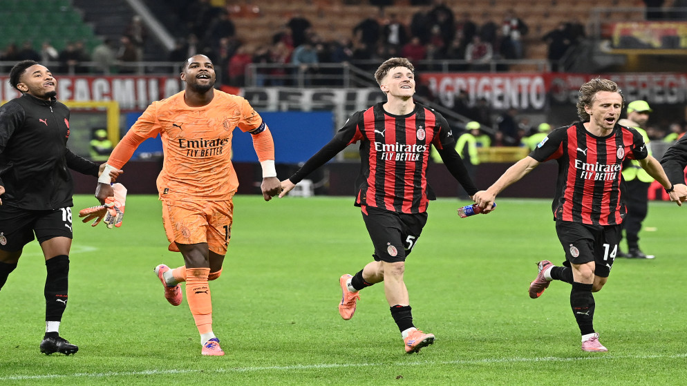 يحتفل لاعبو نادي ميلان بنهاية مباراة كرة القدم في الدوري الإيطالي لكرة القدم بين ناديي ميلان وروما على ملعب سان سيرو في ميلانو،  2 تشرين الثاني 2025. (أ ف ب)