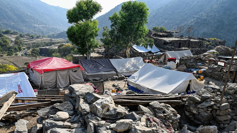 منظر عام يظهر خيامًا مؤقتة تم بناؤها بالقرب من المنازل المتضررة في أعقاب زلزال سبتمبر في قرية مزار دارا في منطقة نورجال، ولاية كونار في 29 أكتوبر 2025. (أ ف ب)