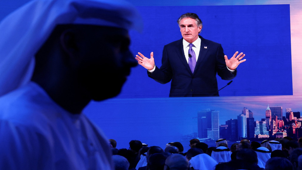 وزير الداخلية الأميركي دوغ بورغوم يتحدث خلال حفل افتتاح معرض ومؤتمر أبوظبي الدولي للبترول (أديبك) السنوي لصناعة الطاقة في أبوظبي، الإمارات، 3 نوفمبر 2025. (رويترز)