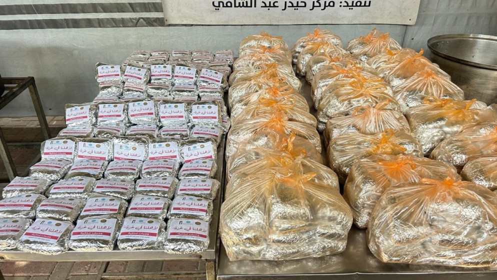 صورة أرشيفية لوجبات ساخنة توزعها الهيئة الخيرية الأردنية الهاشمية.