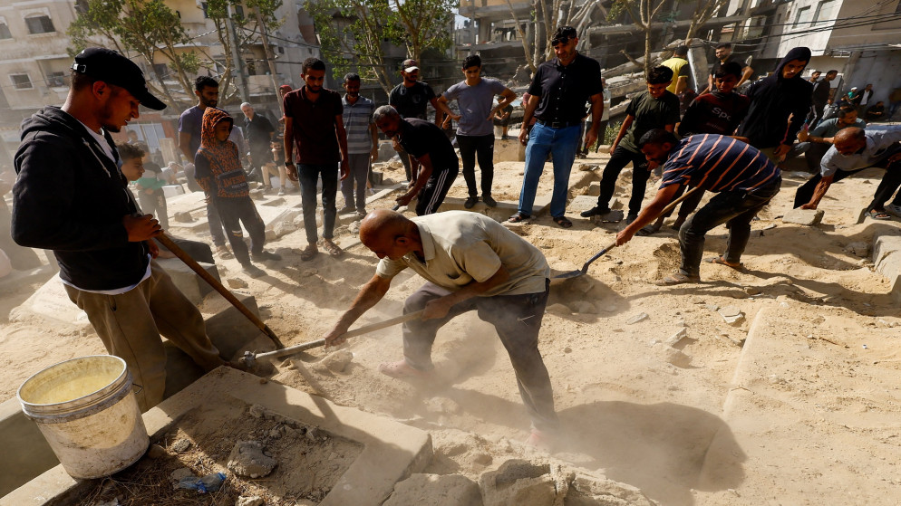 فلسطينيون يدفنون شهداء في غزة. (رويترز)