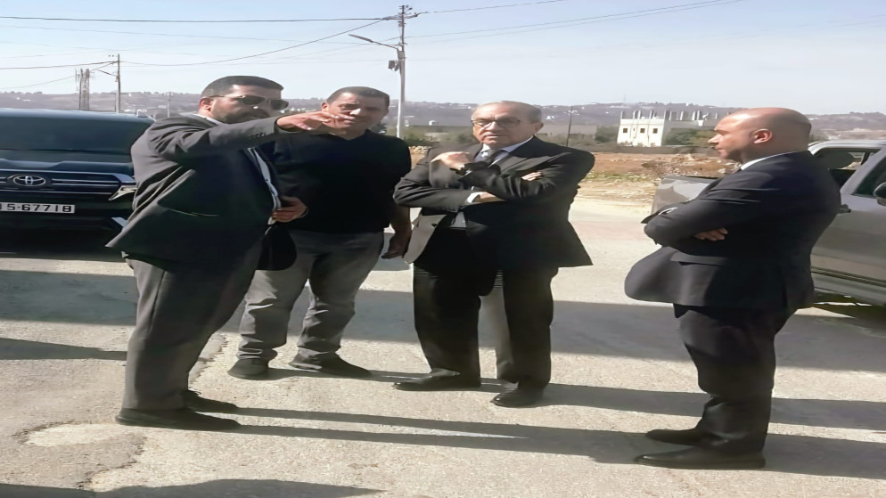 وزير الأشغال العامة والإسكان ماهر أبو السمن يتقفد عددا من الطرق الثانوية والقروية التي تنفذها في محافظة البلقاء.