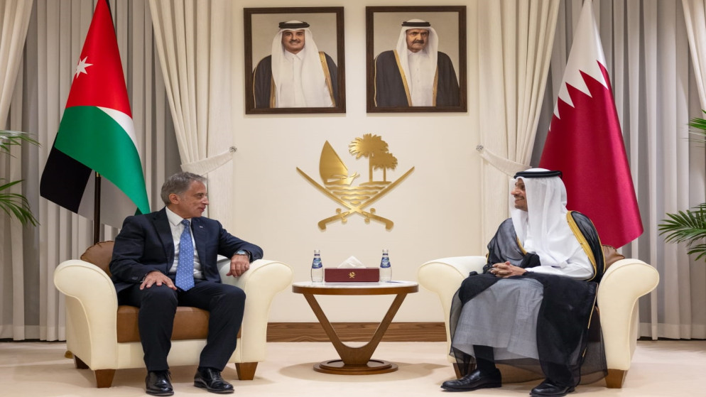 رئيس الوزراء جعفر حسَّان خلال لقائه في العاصمة القطريَّة الدَّوحة، رئيس مجلس الوزراء ووزير الخارجيَّة القطري الشَّيخ محمد بن عبد الرحمن آل ثاني