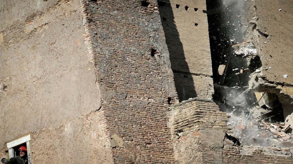 انهيار جزء من برج يعود للعصور الوسطى، في مدينة روما في 3 تشرين الثاني 2025. (أ ف ب)