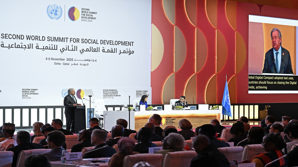 الأمين العام للأمم المتحدة أنطونيو غوتيريش يلقي كلمة أمام مؤتمر القمة العالمي الثاني للتنمية الاجتماعية الذي تستضيفه الدوحة في 4 تشرين الثاني 2025. (أ ف ب)