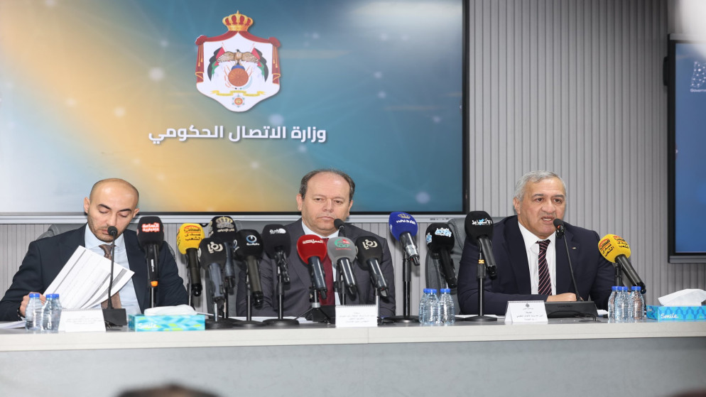 الأمين العام لوزارة الاتصال الحكومي زيد النوايسة ومدير إدارة مركز الملكة رانيا العبدالله لتكنولوجيا التعليم منيب طاشمان ومستشار وزير التربية والتعليم للتعليم المهني إبراهيم الرماضنة خلال منتدى التواصل الحكومي.