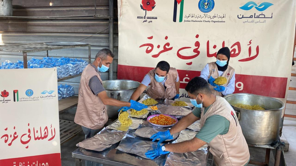 الهيئة الخيرية الأردنية الهاشمية بالتعاون مع مبادرة بذور الخير توزع وجبات طعام ساخنة على الأسر في وسط قطاع غزة.