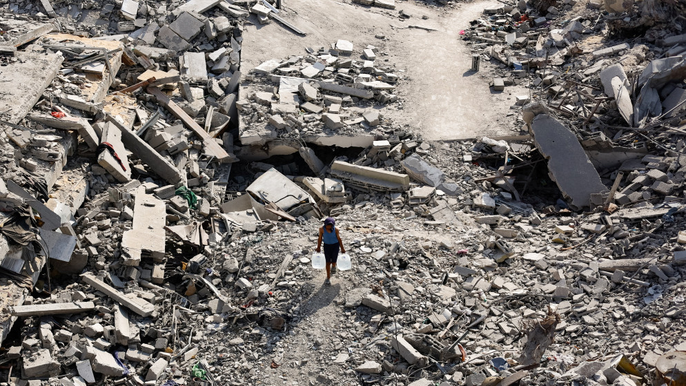 فلسطيني يمشي فوق أنقاض المباني المدمرة، في مدينة غزة، 2 تشرين الثاني 2025. (رويترز)