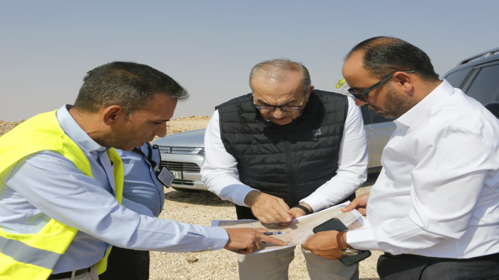 وزير الأشغال يتفقد سير العمل في مشروعي مستشفى معان العسكري والحكومي وأعمال الصيانة على طريق الرصيف الملوكي.