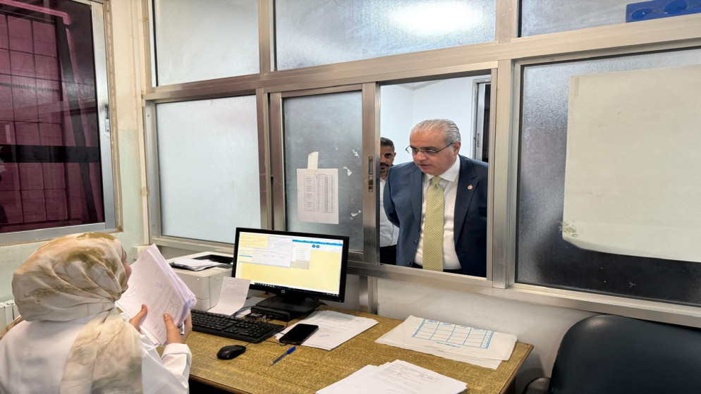 وزير الصحة إبراهيم البدور خلال جولة ميدانية في محافظة مأدبا.