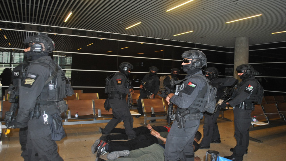 جانب من التمرين الأمني بمشاركة الكتيبة الخاصة/71 والأجهزة الأمنية العاملة في مطار الملكة علياء الدولي