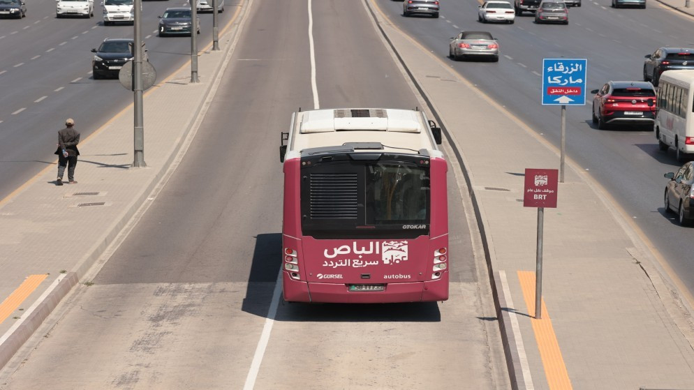 حافلة تعمل على مسار الباص سريع التردد بين عمّان والزرقاء. (المملكة)