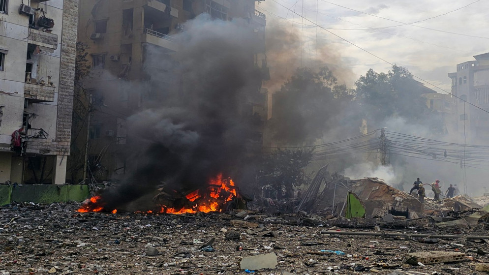 رجال الإطفاء يرشون المياه على الأنقاض في موقع غارة إسرائيلية في الضاحية الجنوبية لبيروت. 28 آذار 2025. (أ ف ب)
