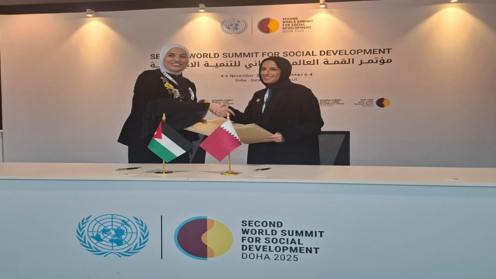 وزيرة التنمية الاجتماعية وفاء بني مصطفى ووزيرة التنمية الاجتماعية والأسرة ورئيسة مجلس إدارة هيئة تنظيم الأعمال الخيرية في قطر بثينة بنت علي الجبر النعيمي.