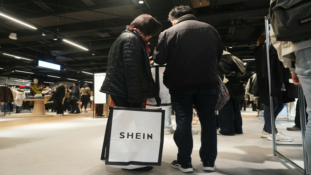 يتسوق العملاء في يوم افتتاح أول متجر فعلي لشركة التجارة الإلكترونية الآسيوية العملاقة Shein في باريس في 5 تشرين الثاني 2025. (أ ف ب)