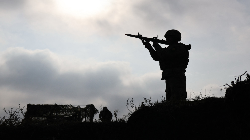 مجند أوكراني يتعلم كيفية إطلاق قاذفة قنابل آر بي جي في مكان غير معلوم، 5 تشرين الثاني 2025. (أ ف ب)