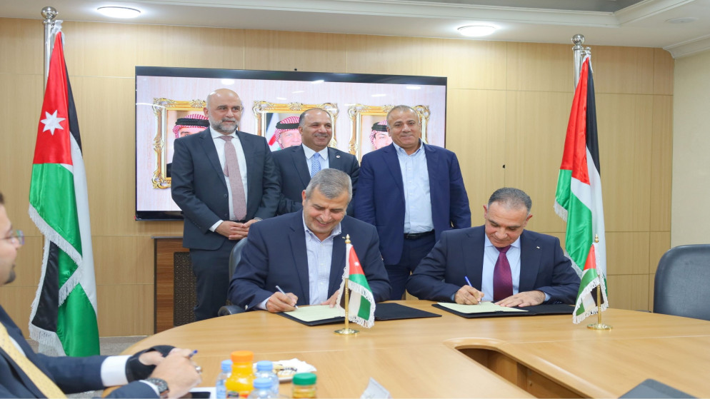 وزير الطاقة والثروة المعدنية صالح الخرابشة يوقع مع رئيس سلطة الطاقة والموارد الطبيعية الفلسطينية أيمن إسماعيل مذكرة تفاهم في مجال الربط الكهربائي. 6 تشرين الثاني 2025. (وزارة الطاقة)