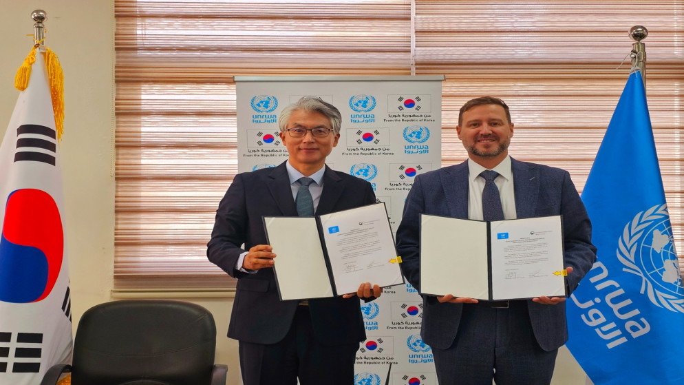 مدير شؤون الأونروا في الأردن، أولاف بيكر، مع السفير الكوري لدى الأردن، بيلوو كيم. (الأونروا)