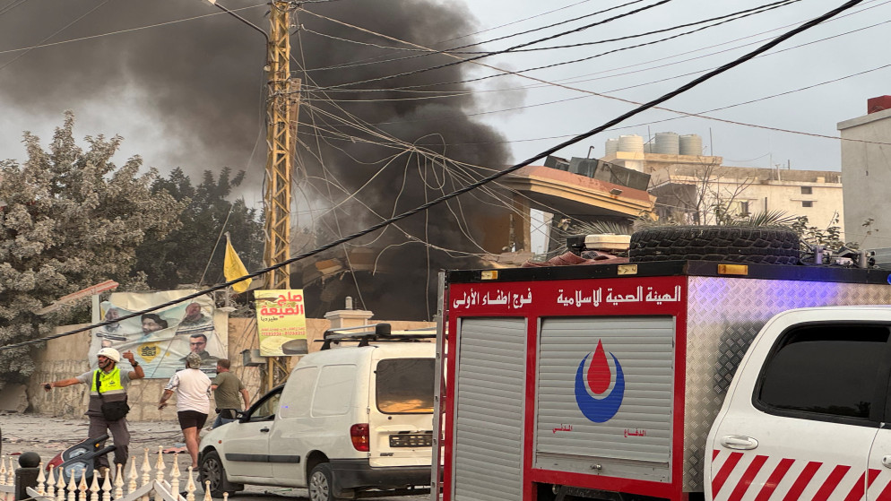 دخان يتصاعد بعد الغارات الإسرائيلية التي أعقبت أوامر الإخلاء التي أصدرها الجيش الإسرائيلي في طير دبا، جنوب لبنان، 6 تشرين الثاني 2025. (رويترز)