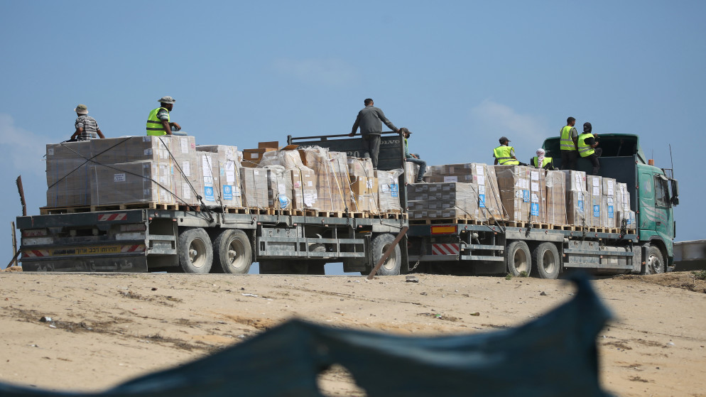 شاحنة محملة بالمساعدات الإنسانية تسير على طريق في دير البلح وسط قطاع غزة في 21 آب 2025. (أ ف ب)