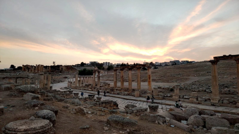 صورة تظهر جزءا من شارع الأعمدة والساحة الرئيسية والمدرج الجنوبي. (دائرة آثار جرش)