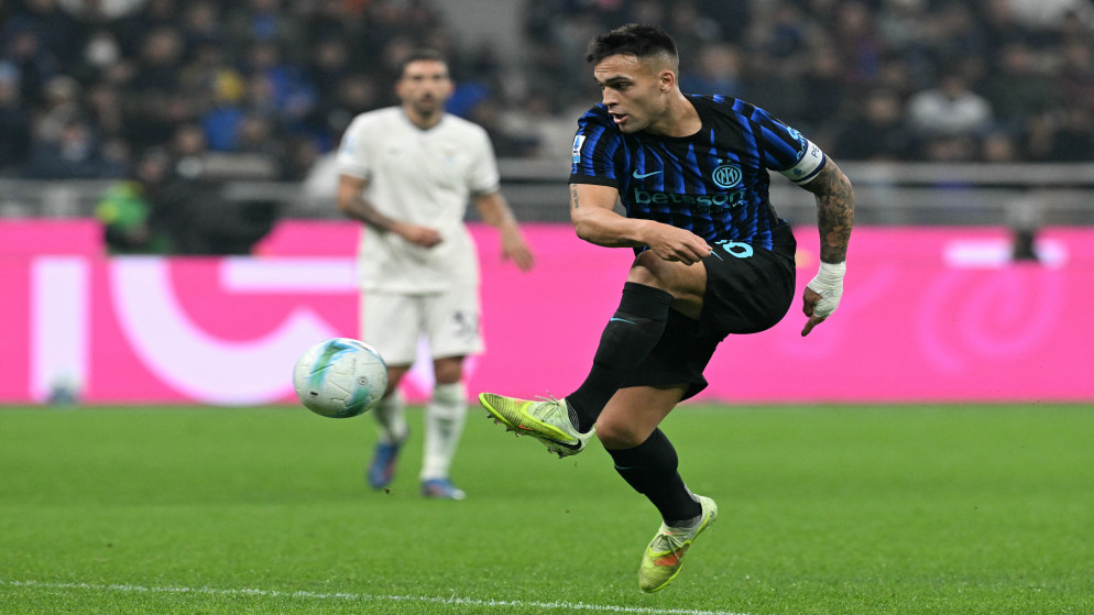 مهاجم إنتر ميلان يتحكم بالكرة خلال مباراة كرة القدم في الدوري الإيطالي الدرجة الأولى بين إنتر ميلان ولاتسيو، 9 تشرين الثاني 2025. (أ ف ب)