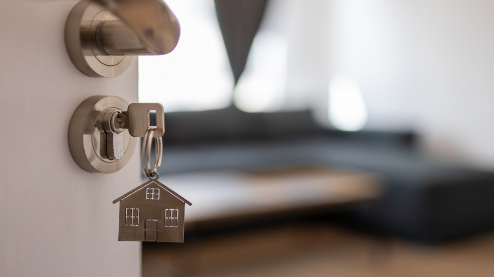 صورة توضيحية لمفتاح منزل في دلالة على بيع العقارات السكنية. (istockphoto)