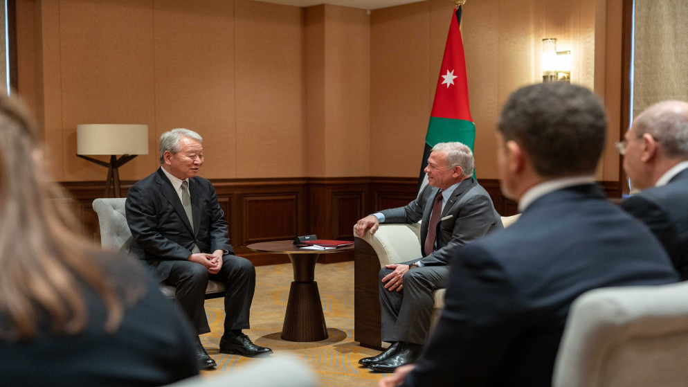 جلالة الملك عبدﷲ الثاني مع رئيس الوكالة اليابانية للتعاون الدولي (جايكا) أكيهيكو تاناكا لدى لقائهما في طوكيو.