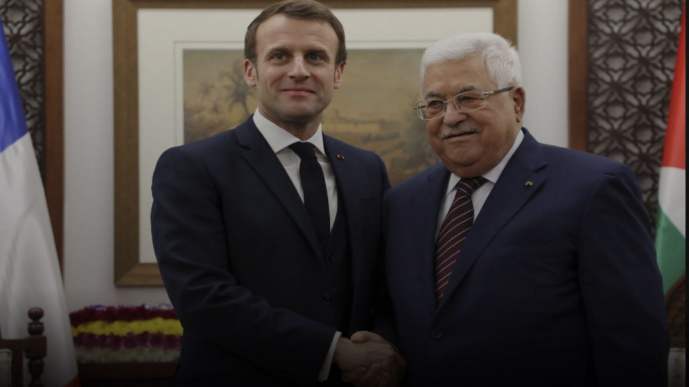 صورة أرشيفية للرئيسين الفلسطيني محمود عباس والفرنسي إيمانويل ماكرون في رام الله. (رويترز)