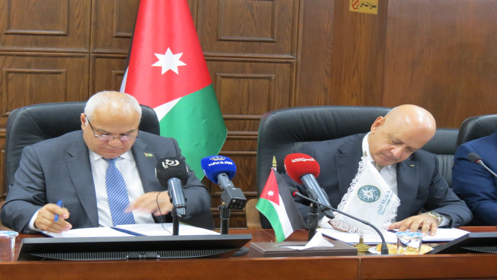 مذكرة تفاهم بين وزارة العمل" وغرفة تجارة الأردن لتوفير عمالة غير أردنية للقطاع التجاري.