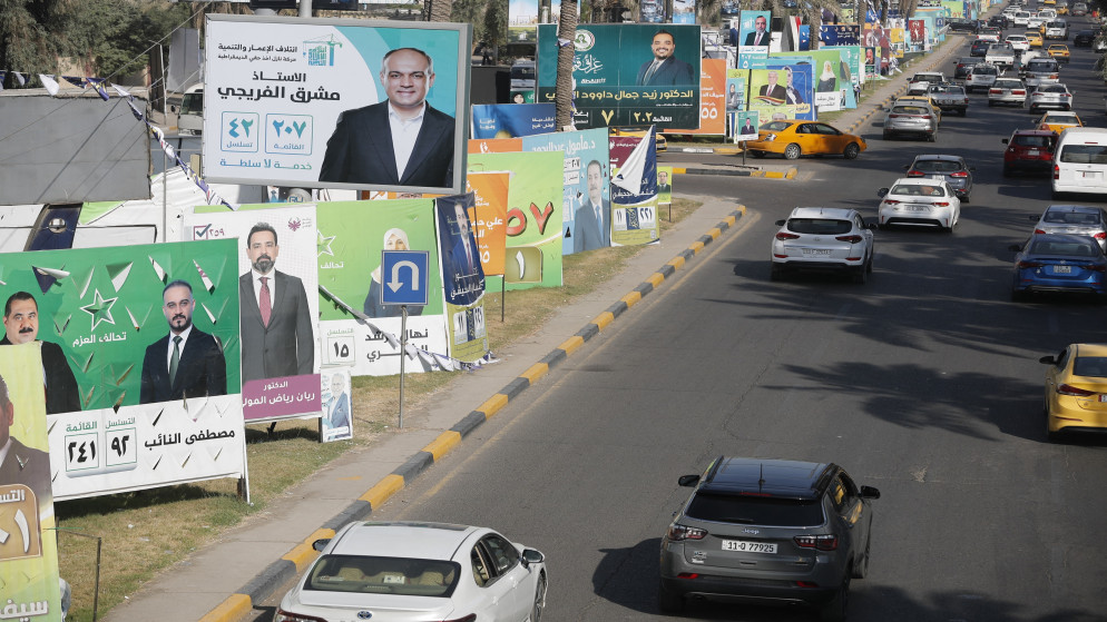 ملصقات الحملة الانتخابية في وسط بغداد قبل الانتخابات البرلمانية في البلاد، في 10 نوفمبر 2025. (أ ف ب)