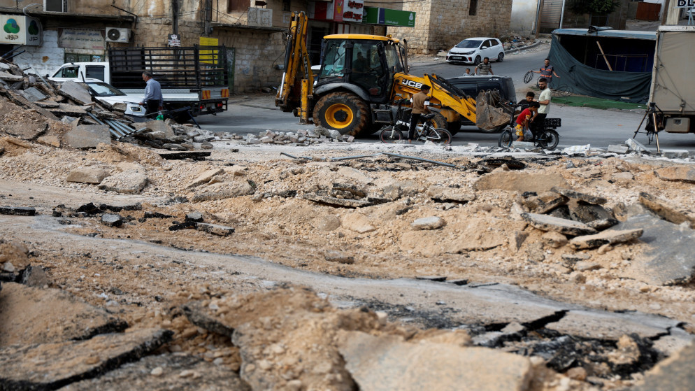 معدات ثقيلة تعمل بالقرب من البنية التحتية المدمرة، بعد غارة إسرائيلية في طوباس، بالضفة الغربية المحتلة، تشرين الأول 2025. (رويترز)