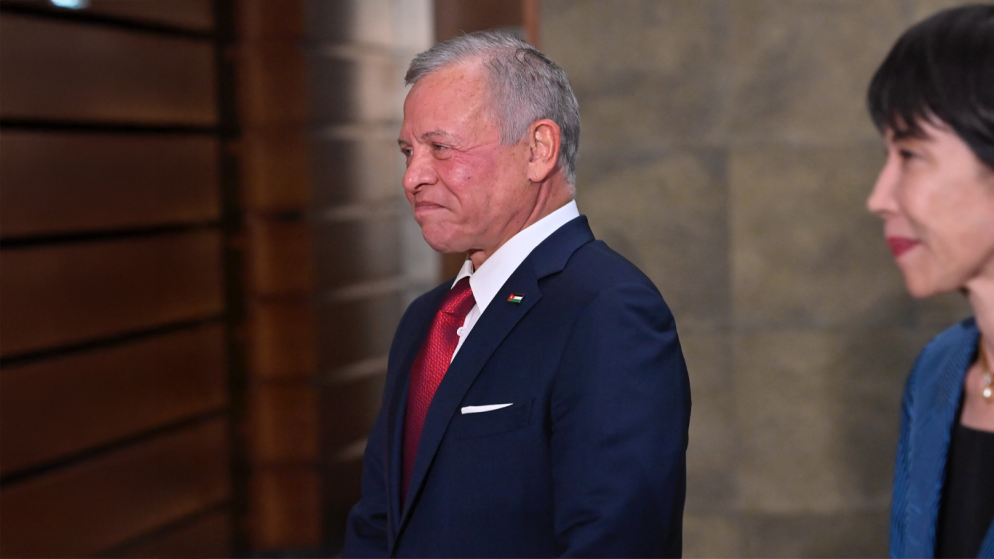 جلالة الملك عبدﷲ الثاني لدى لقائه رئيسة الوزراء اليابانية ساناي تاكايتشي في طوكيو. (رويترز)