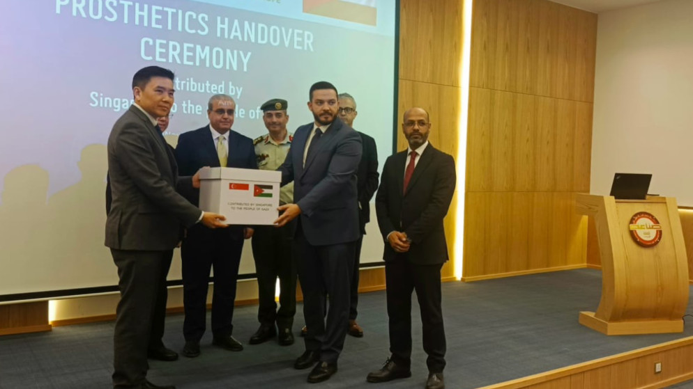 سنغافورة تسلم جمعية "استعادة الأمل" تبرعات لمبتوري الأطراف في غزة