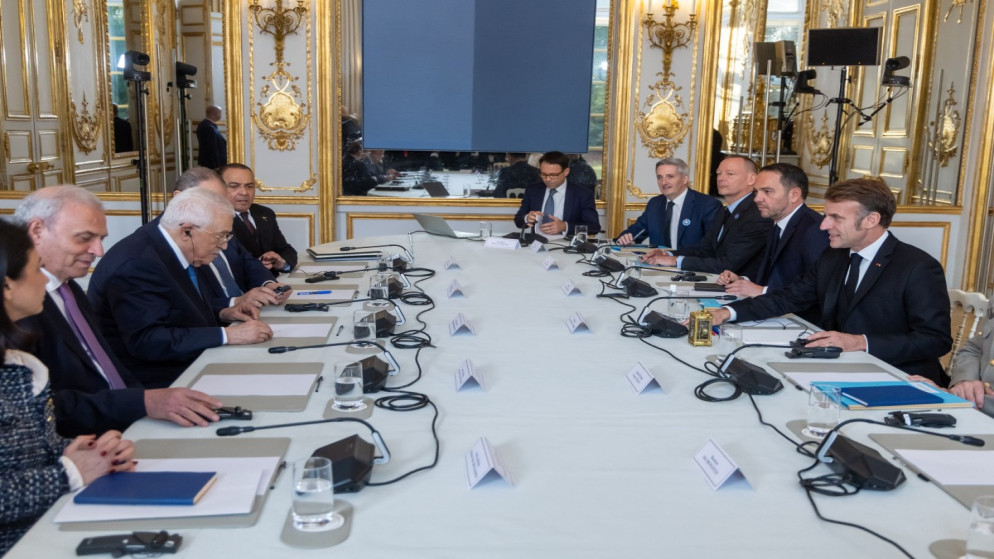 الرئيس الفرنسي إيمانويل ماكرون (يمين) يلتقي الرئيس الفلسطيني محمود عباس (يسار) في قصر الإليزيه الرئاسي بباريس، 11 نوفمبر 2025.(أ ف ب)