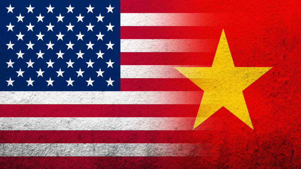 صورة توضيحية لعلمي الولايات المتحدة الأميركية وفيتنام (يمين). (Istockphoto)