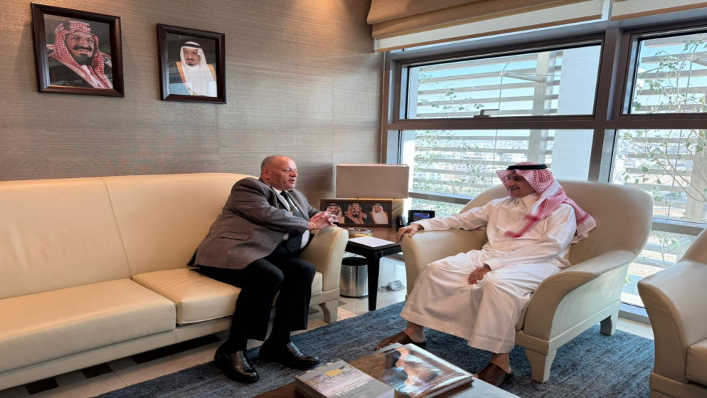 السفير السعودي لدى الأردن الأمير منصور بن خالد آل سعود، مع المدير التنفيذي لمهرجان جرش للثقافة والفنون أيمن سماوي