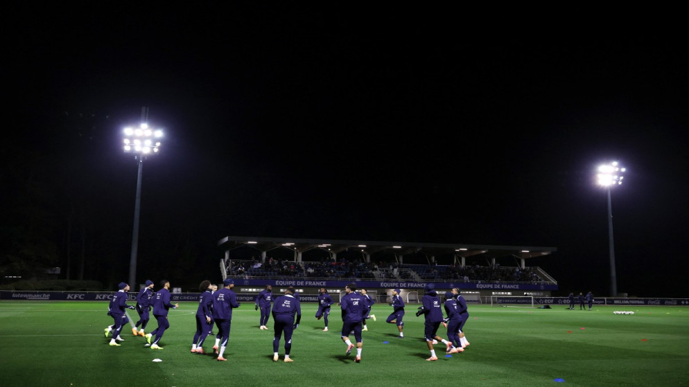 يحضر لاعبو المنتخب الفرنسي حصة تدريبية في ملعب تدريب المنتخب الوطني في كليرفونتين أون إيفلين، جنوب غرب باريس. 11 تشرين الثاني 2025. (أ ف ب)