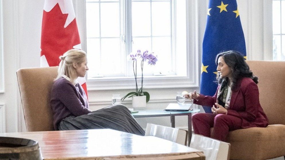 وزيرة الخارجية الكندية أنيتا أناند والممثلة العليا للاتحاد الأوروبي للشؤون الخارجية والسياسة الأمنية والخارجية كايا كالاس في مدينة نياغارا