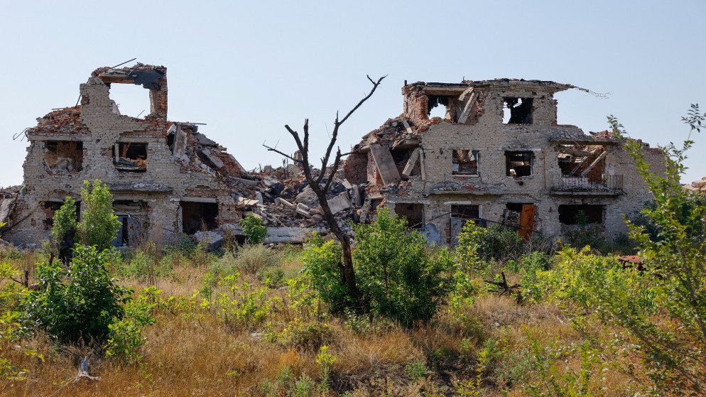 مبنى سكني في بلدة مارينكا المهجورة، والتي دمرت خلال الصراع بين روسيا وأوكرانيا في منطقة دونيتسك، 7 آب 2025. (رويترز)