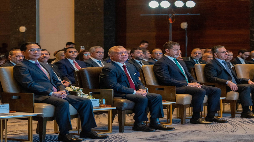 جلالة الملك عبدالله الثاني يحضر الجلسة الافتتاحية لملتقى الأعمال الأردني - الفيتنامي في هانوي. 13 تشرين الثاني 2025. (الديوان الملكي الهاشمي)