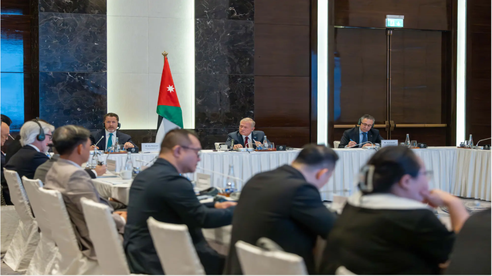 جلالة الملك عبدالله الثاني يجتمع بممثلين عن شركات فيتنامية رائدة في قطاع المحيكات. 13 تشرين الثاني 2025. (الديوان الملكي الهاشمي)