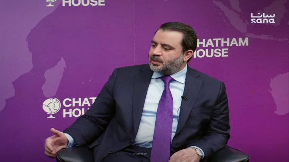 وزير الخارجية والمغتربين السوري أسعد الشيباني خلال جلسة حوارية في معهد تشاتام هاوس في لندن.(سانا)