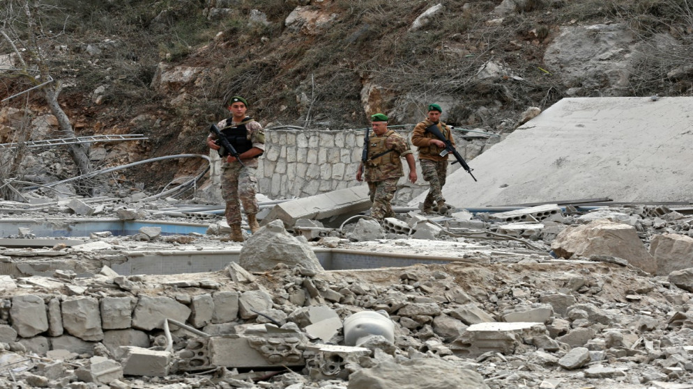 جنود من الجيش اللبناني يتفقدون موقع غارة جوية إسرائيلية في قرية طير فلساي جنوب لبنان بالقرب من نهر الليطاني. 13 تشرين الثاني 2025. (أ ف ب)