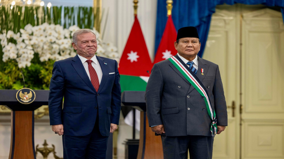 جلالة الملك عبدﷲ الثاني يمنح الرئيس الإندونيسي برابوو سوبيانتو وسام النهضة المرصع. 14 تشرين الثاني 2025. (الديوان الملكي الهاشمي)