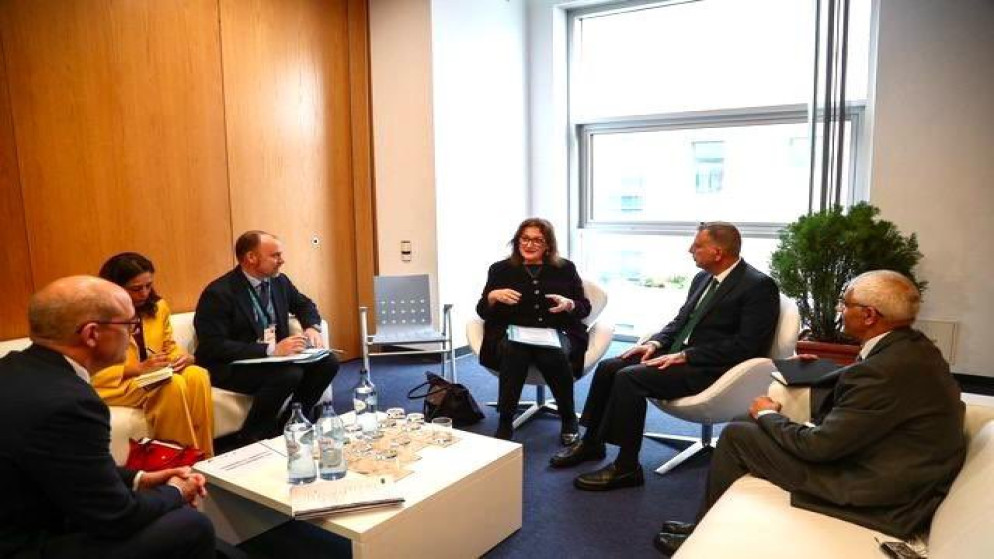 وزير الداخلية مازن الفراية يلتقي المفوضة الأوروبية لشؤون المتوسط، دوبرافكا سويتشة في لشبونة. (المملكة)