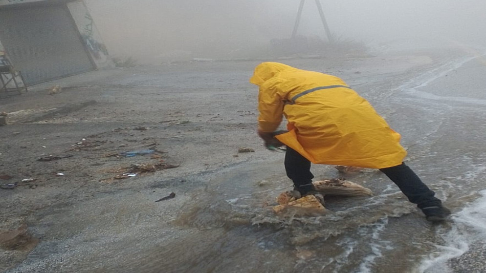 كوادر بلدية عجلون تتعامل مع انجراف الأتربة والحجارة